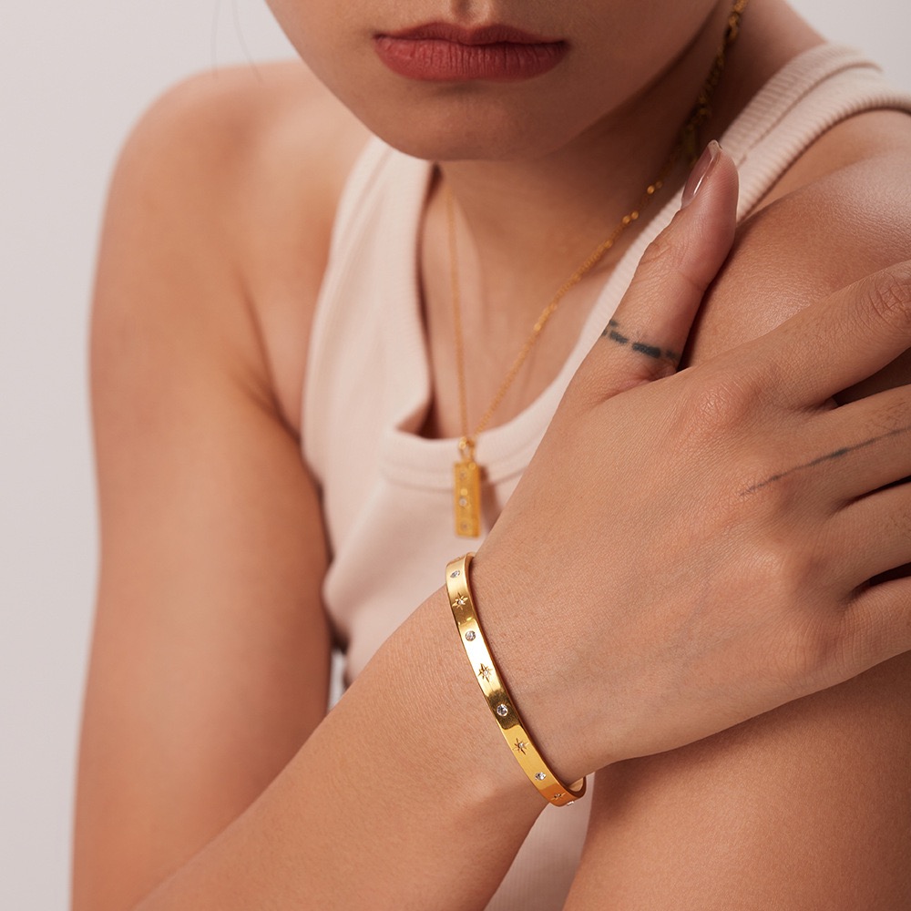 Eight awn star braceletr